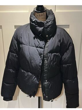 Zara down Ladies puffer. Size medium. Cropped.Length: 22 inches .pit to pit 23".